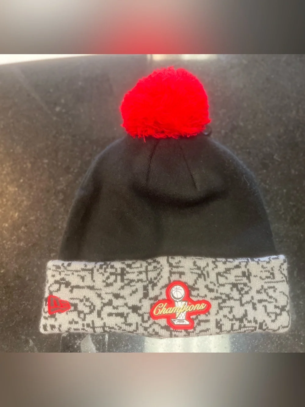 New Era Chicago Bulls oafa Pom Beanie - Black & Red